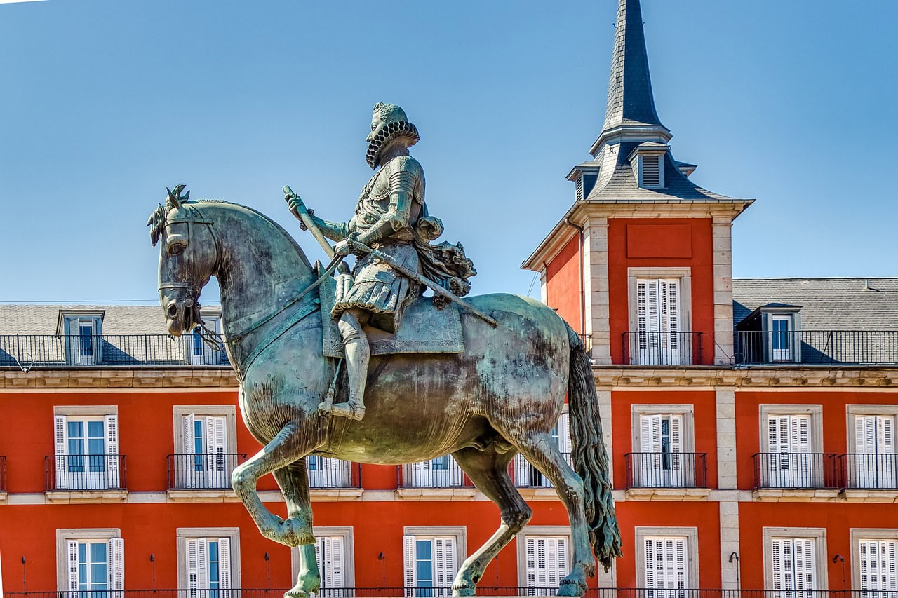 Madrid-Spain-Plaza-Mayor-Estatua-de-Felipe-III