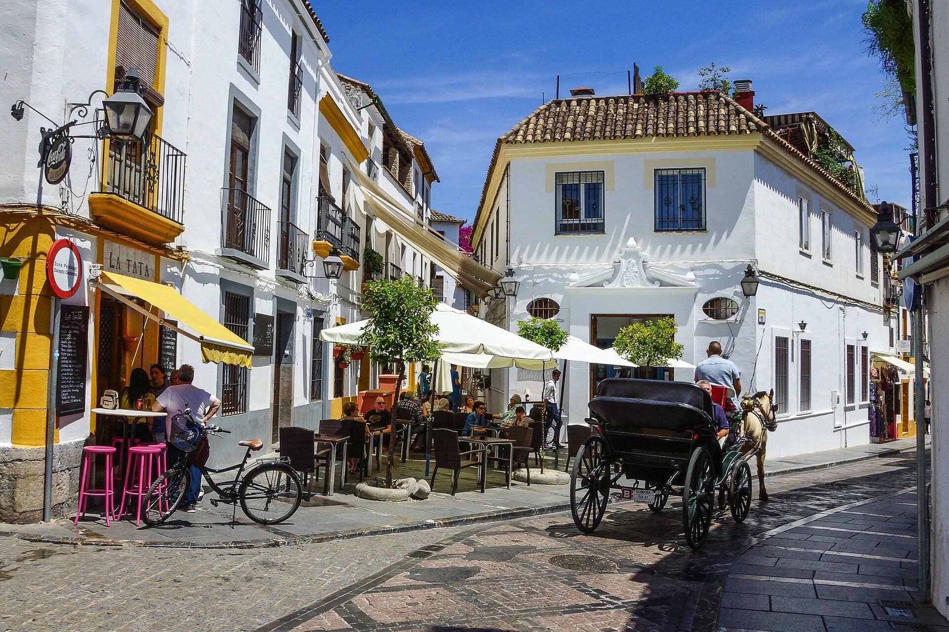 Cordoba-Spain-srtreets-with-white-houses