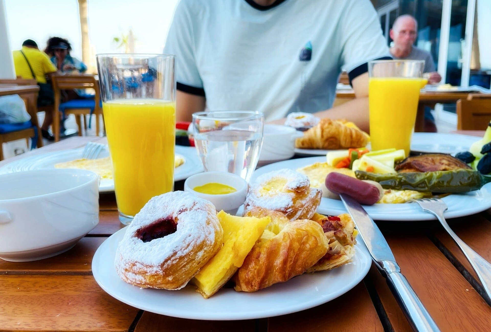 Hotel-Breakfast-table