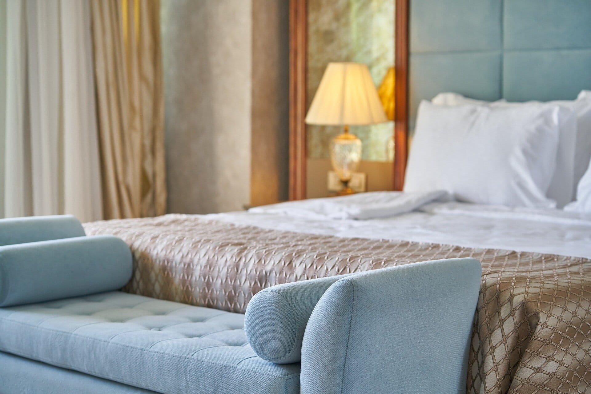 hotel-classic-bed-settings
