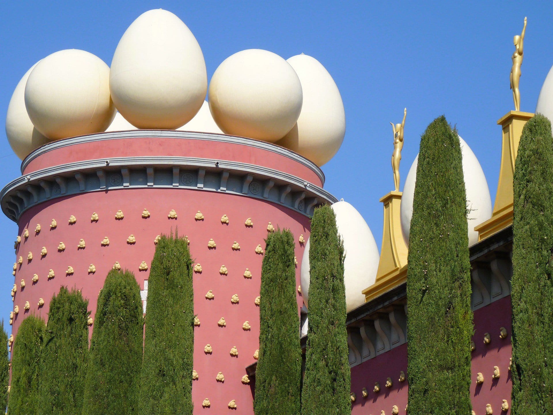 Figueres-Spain-eggs-on-top-of-building