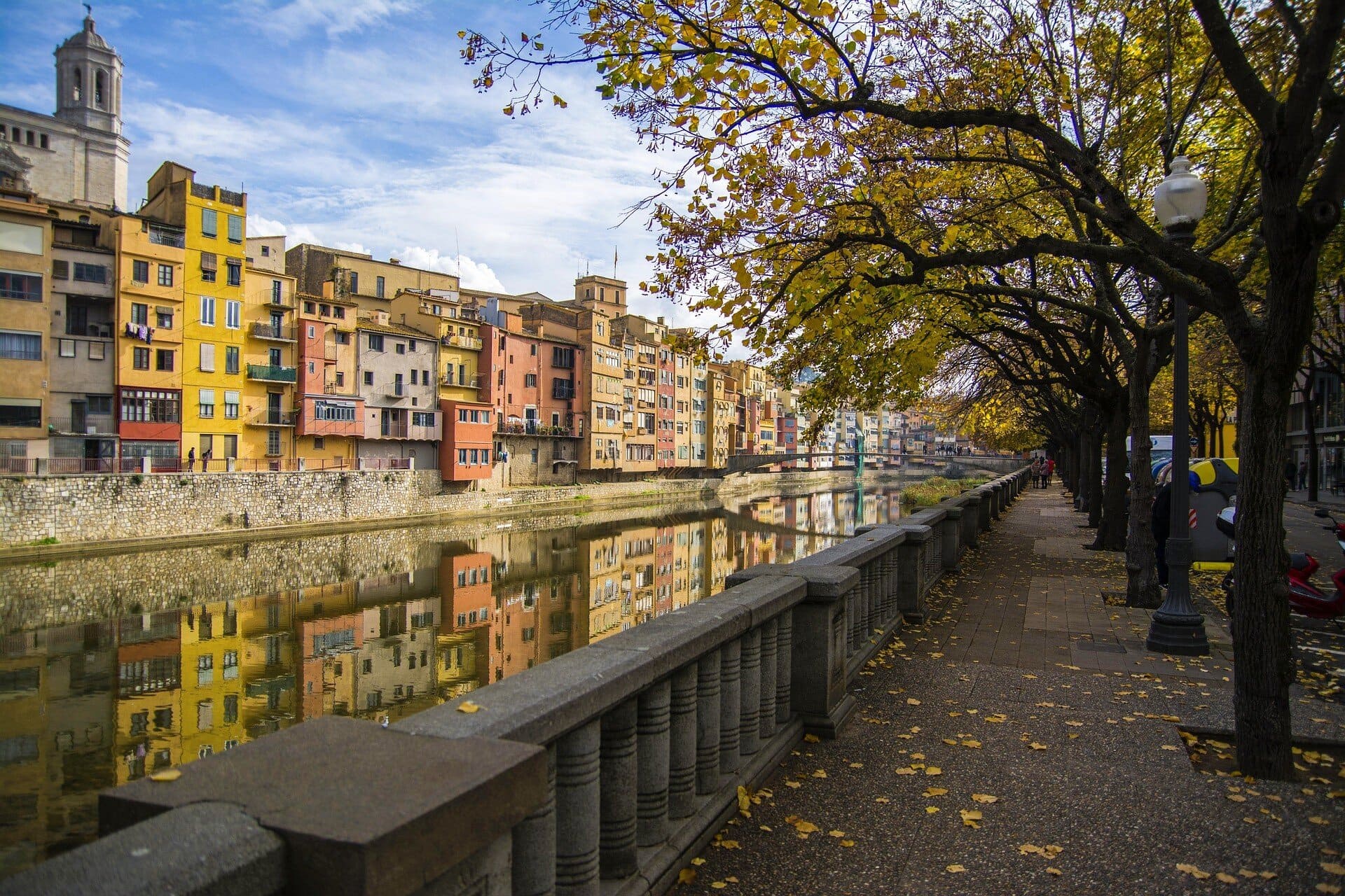 Girona_Spain_river_in_autumn_reflection