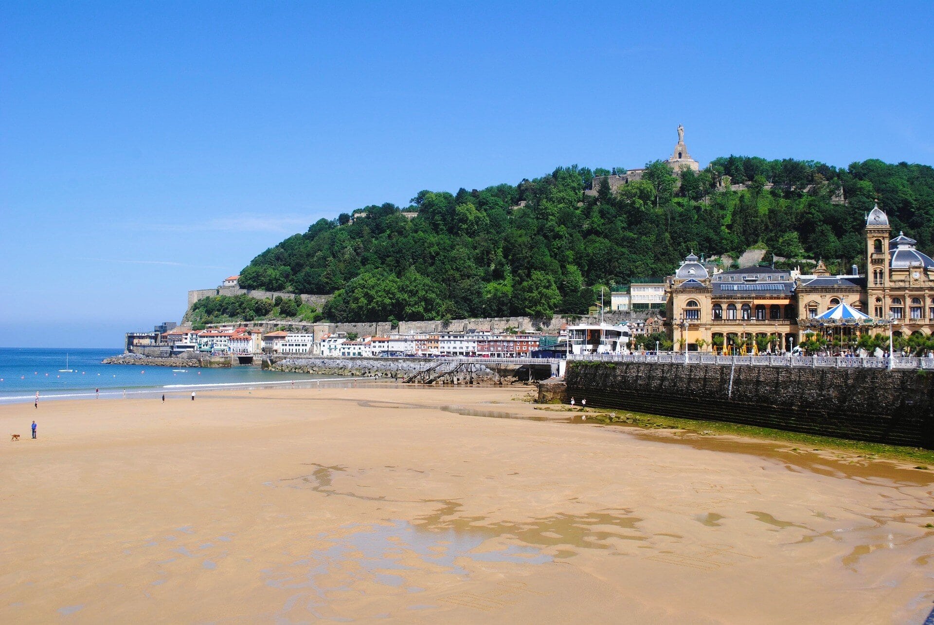 San-Sebastián-Spain-beach-and-urgull