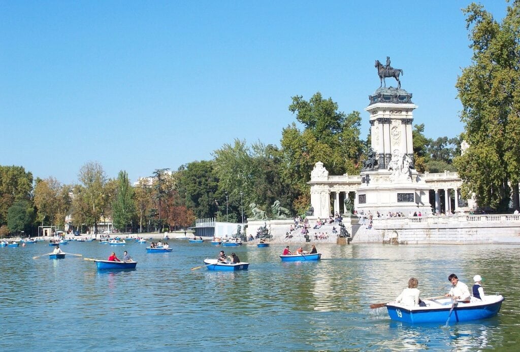 madrid-spain-el-retiro-boat-KIDS