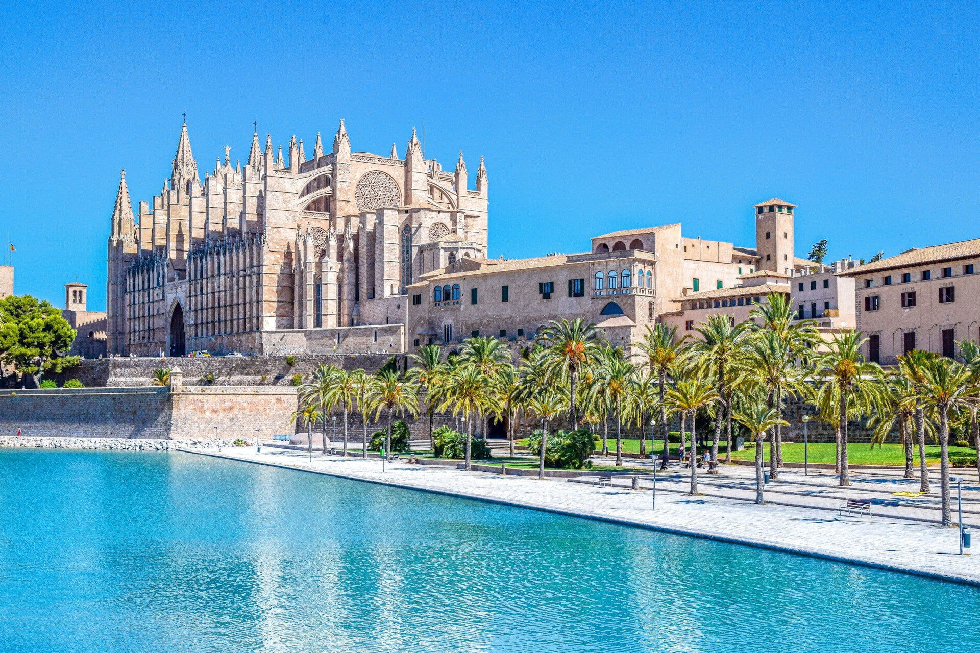 Palma-Mallorca-Spain-cathedral-pool