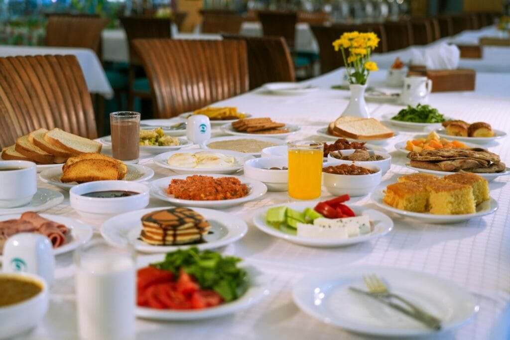 hotel-big-breakfast-table